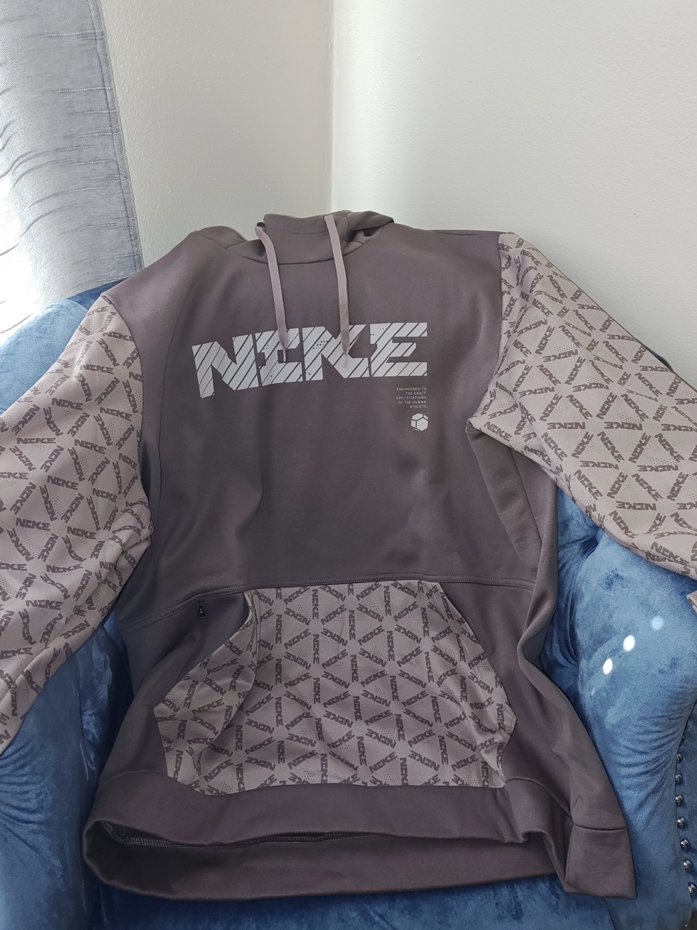 Nike Therma-Fit Men's XXL Brown Logo Hoodie with Patterned Sleeves